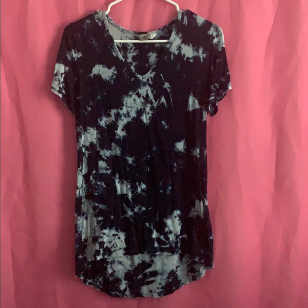 V-neck T-shirt